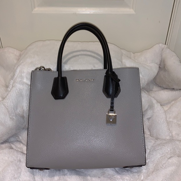 Michael Kors satchel/crossbody gray with black handles and white accordion sides - Picture 4 of 9
